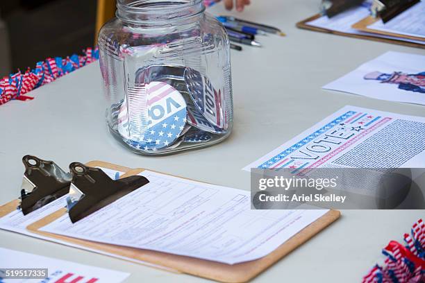clipboards and buttons at voter registration table - iscrizione nelle liste elettorali foto e immagini stock