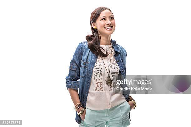 chinese woman smiling - encuadre de tres cuartos fotografías e imágenes de stock