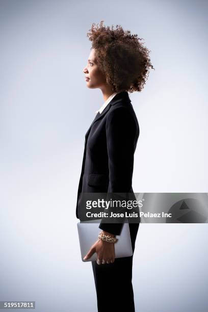 black businesswoman holding digital tablet - business woman side stockfoto's en -beelden