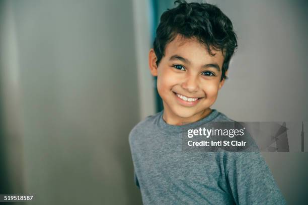 mixed race boy smiling - bub 8 jahre stock-fotos und bilder