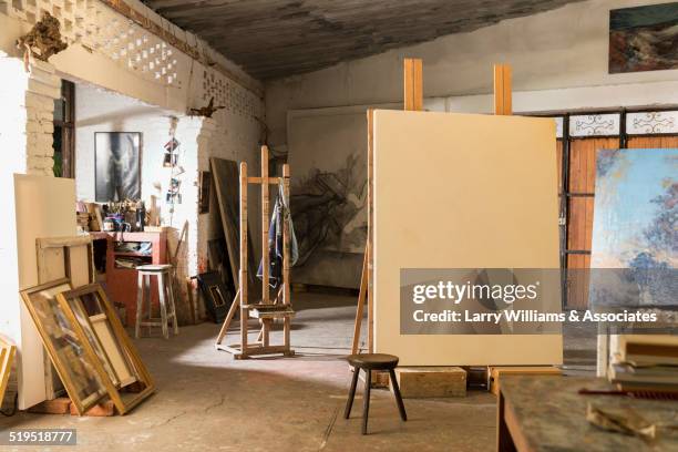 blank canvas in artist's studio - kunstatelier stockfoto's en -beelden