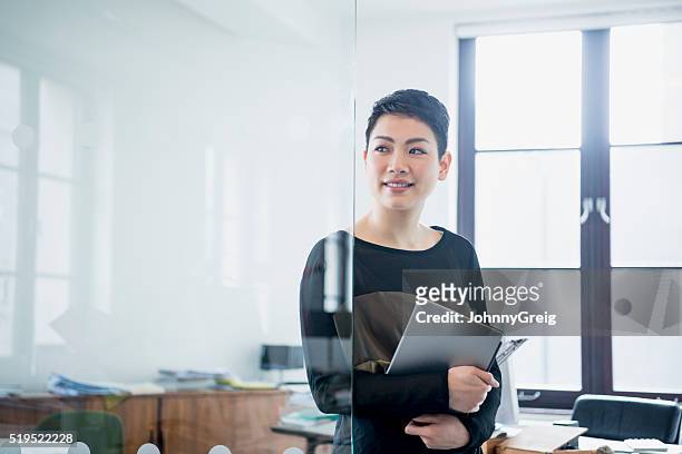 geschäftsfrau in modernen büro wegsehen über trennwand - looking away stock-fotos und bilder