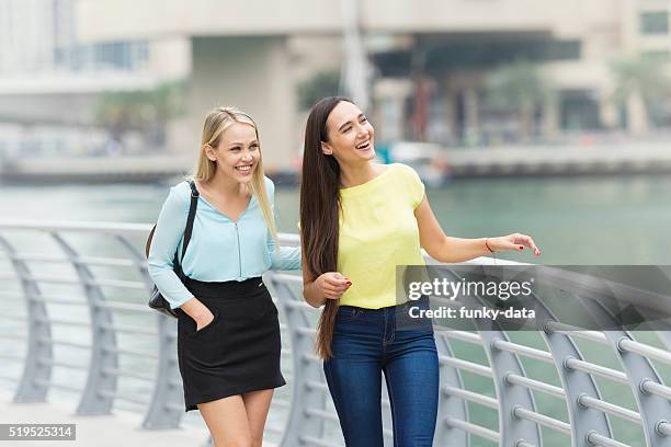 tourist friends in dubai - dubai marina stock pictures, royalty-free photos & images