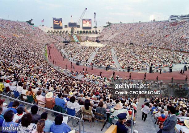 As the sun sets, Pope John Paul II celebrates 15 September 1987 at the Los Angeles Coliseum an open-air mass on the first day of his two-day visit to...