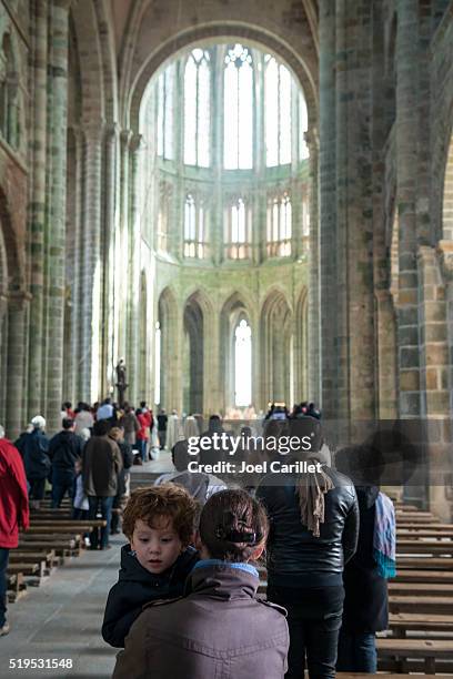 gottesdienst in abteikirche mont-saint-michel, frankreich - the god father stock-fotos und bilder