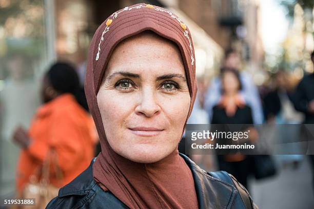 mulher muçulmana na cidade - refugiado imagens e fotografias de stock