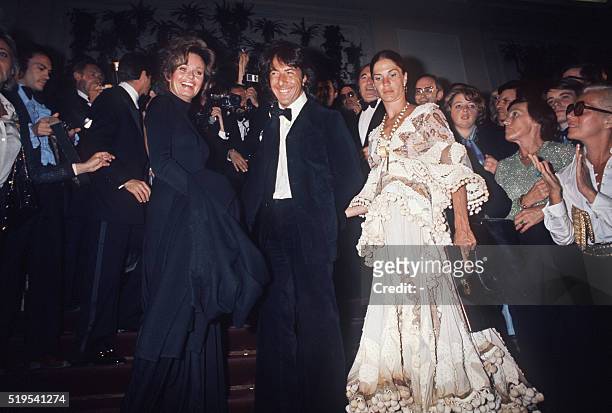 Actress Valerie Perrine, US actor Dustin Hoffman and his wife, Anne Byrne arrive for the screening of the film "Lenny" directed by Bob Fosse, May...