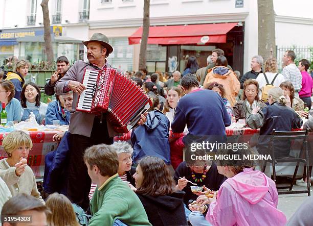 Residents and tourists participate 14 July 2000 at the Place des Abbesses, near Montmartre in Paris, in a national day feast organized along a 1,000...