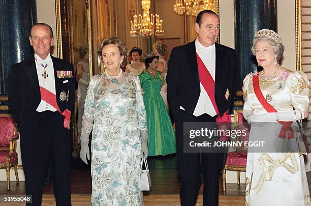 French President Jacques Chirac talks 14 May 1996 during a state banquet at Buckingham Palace in London to Britain's Queen Elizabeth while Queen's...
