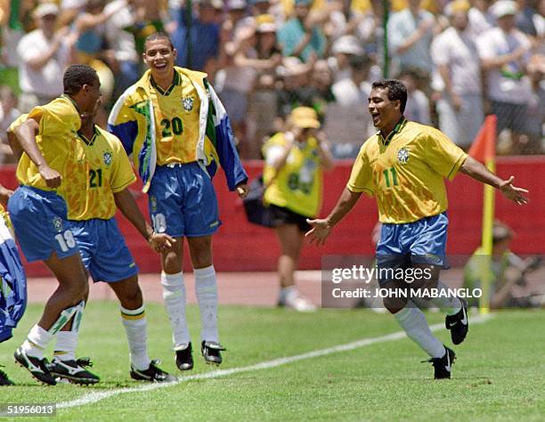 Brazilian forward Romario runs towards his teammates Paulo Sergio, Viola and Ronaldo after scoring a goal against Russia 21 June 1994 in Stanford...