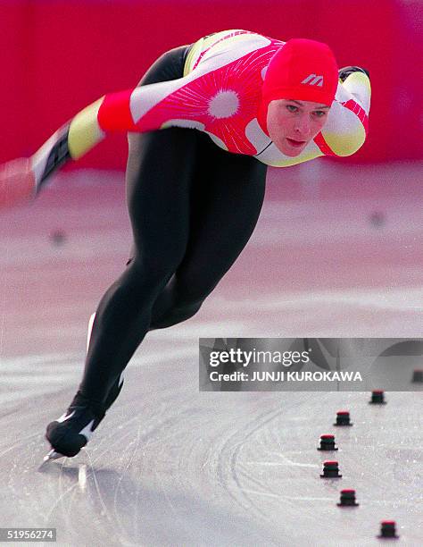 West German Gunda Niemann skates around a curve during the women's 3000m speed skating event at the Winter Olympic Games 09 February 1992 in...