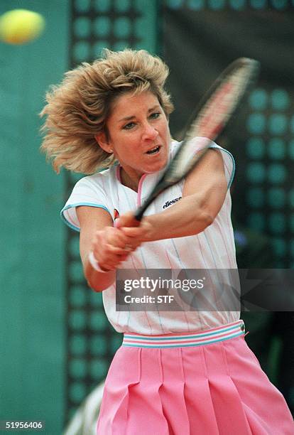 Chris Evert-Lloyd hits a double backhand to her opponent US Martina Navratilova during their final at the French tennis Open in Paris 07 June 1986....