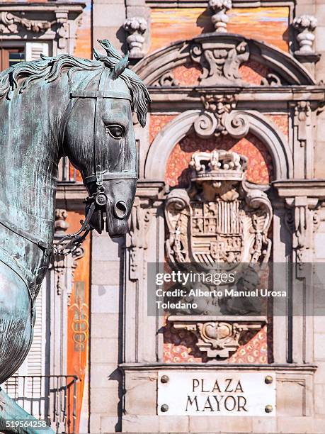 madrid, plaza mayor square - panaderia house - statue de philippe iii photos et images de collection