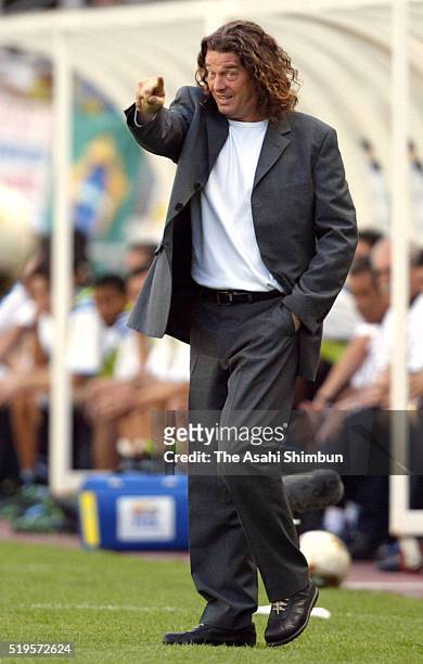 Senegal head coach Bruno Metsu gestures during the FIFA World Cup Korea/Japan Group A match between Senegal and Uruguay at the Suwon World Cup...