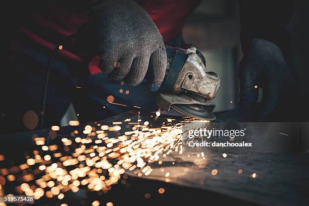 arbeiter abreibungen metall nahaufnahme schuss - sharpening stock-fotos und bilder