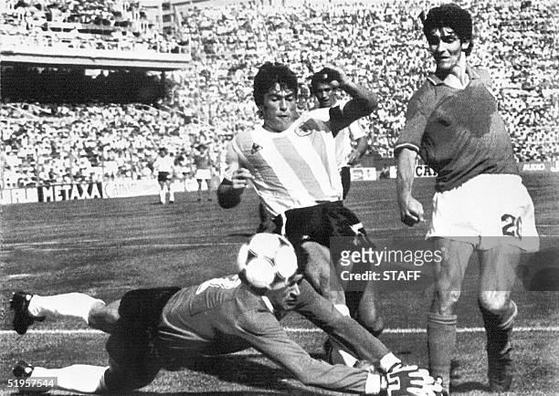 Argentinian goalkeeper Ubaldo Fillol and captain Daniel Passarella prevent Italian striker Paolo Rossi from scoring 29 June 1982 in Barcelona during...