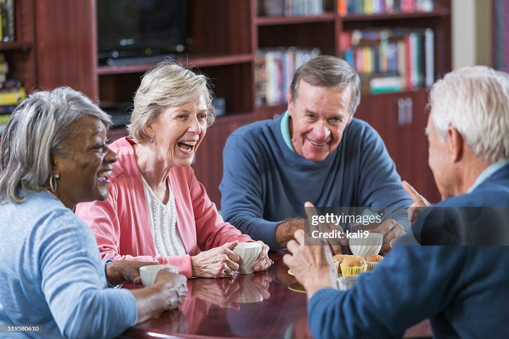 Multiraciales groupe de personnes âgées parler autour d'un café