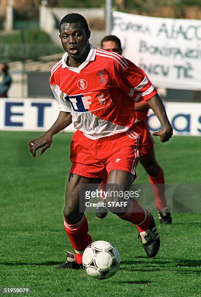 Monaco's Liberian forward George Weah runs with the ball during the French Cup quarterfinal soccer match between Ajaccio and Monaco 22 April 1992 in...