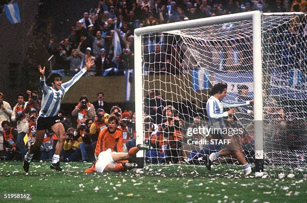 Argentinian midfielder Mario Kempes who just scored his second goal celebrates in front of forward Daniel Bertoni and Dutch defenders Wim Suurbier...