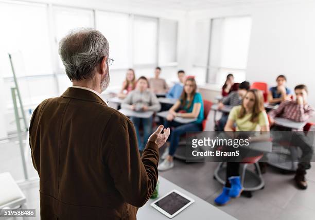 posteriore vista di un maschio insegnante dando una lezione. - white male professor foto e immagini stock