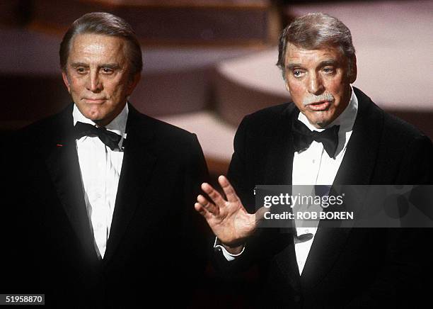 Veteran actors Kirk Douglas and Burt Lancaster address the guests 25 March 1985 in Hollywood at the 57th Annual Academy Awards.