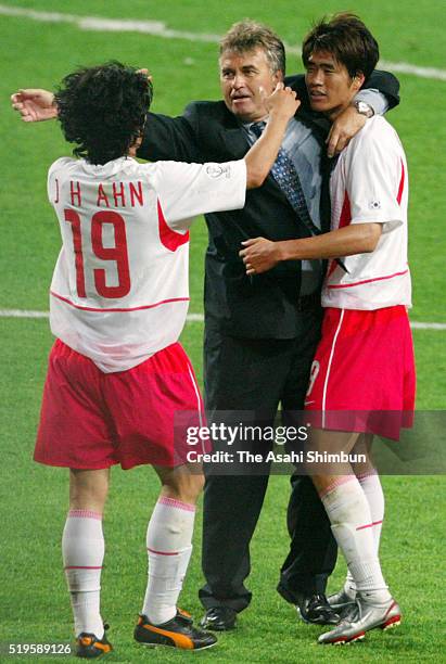 South Korea head coach Guus Hiddink congratulates his players Ahn Jung-Hwan and Seol Ki-Hyeon during the FIFA World Cup Korea/Japan Round of 16 match...