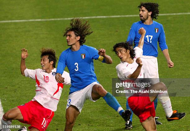 Ahn Jung-Hwan of South Korea scores the golden goal during the FIFA World Cup Korea/Japan Round of 16 match between South Korea and Italy at the...