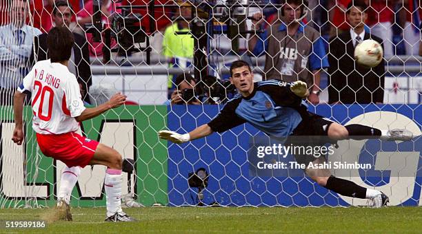 Hong Myung-bo of South Korea scores during the penalty shootout during the FIFA World Cup Korea/Japan quarter final match between Spain and South...