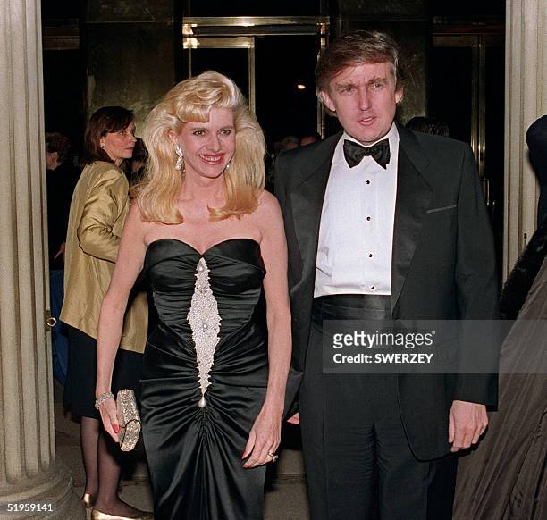 Billionaire Donald Trump and his wife Ivana arrive 04 December 1989 at a social engagement in New York.