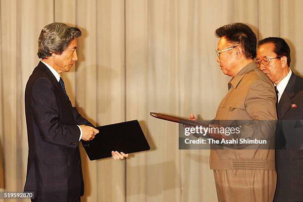 Japanese Prime Minister Junichiro Koizumi and North Korean leader Kim Jong-Il exchange the documents after signing the Pyongyang Declaration...