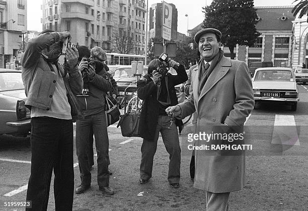 Italian actor Alberto Sordi laughs among photographers upon his arrival in Nice station 14 December 1980 to attend the Italian Film Festival. Alberto...