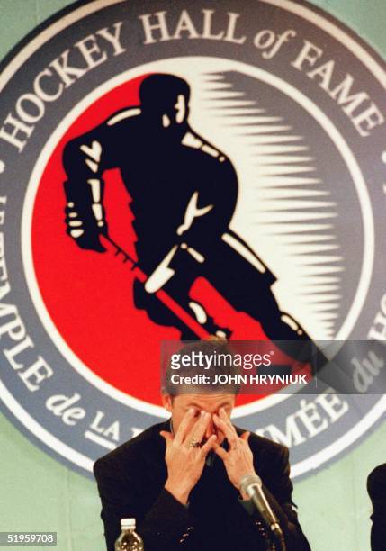 Canadian Ice Hockey legend Wayne Gretzky, wipes tears from his eyes during a news conference in Toronto 22 November 1999 as part of his induction...