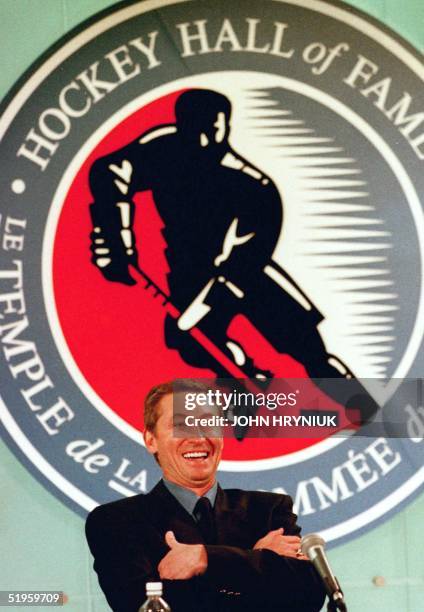 Former National Hockey League player Wayne Gretzsky smiles at a reporter's question during a news conference 22 November 1999 in Toronto, Canada, as...