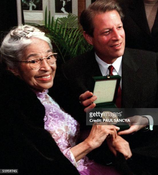 Rosa Parks displays her Congressional Gold Medal of Honor with US Vice President Al Gore prior to a benefit tribute concert in honor of Mrs. Parks 28...