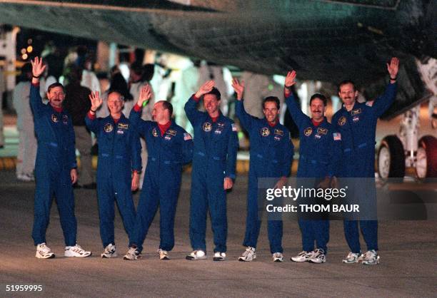 Space Shuttle Discovery's crew US Commander Curt Brown, Swiss Claude Nicollier, US Pilot Scott Kelly, US Michael Foale, Frenchman Jean-Francois...