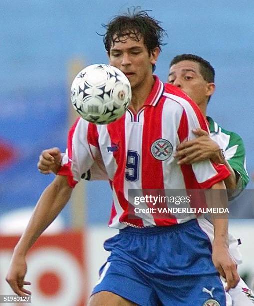 Paraguay's Roque Santa Cruz keeps the ball away from Bolivia's Luis Liendo 20 January during the Olympic quailfying tournament in Brazil. El astro...