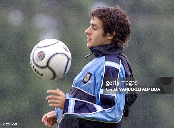 Argentine Pablo Aimar trains. Pablo Aimar, del equipo de futbol Sub 23 de Argentina juega con el balon bajo lluvia, el 31 de Enero de 2000, durante...