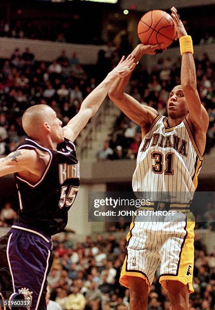 Indiana Pacer guard Reggie Miller shoots over the defense of Sacramento Kings' Jason Williams during first half action 04 February 2000 in...