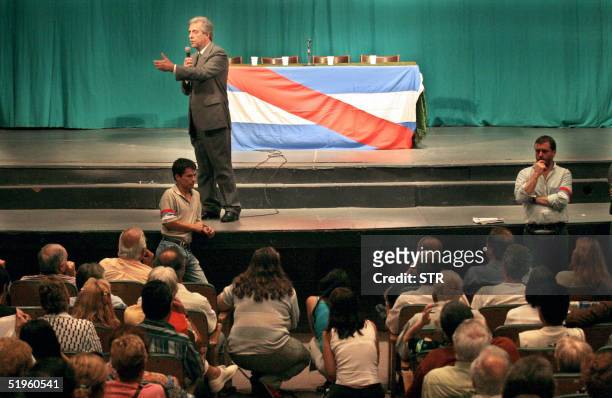 El presidente electo de Uruguay, el izquierdista Tabare Vazquez, agradece durante un acto el 13 de enero de 2005 en Buenos Aires, a ciudadanos...