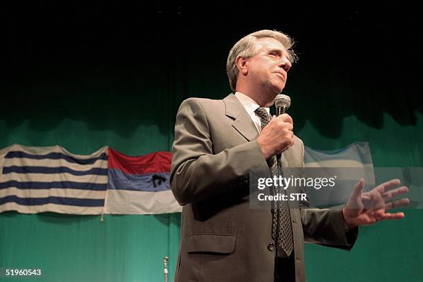 El presidente electo de Uruguay, el izquierdista Tabare Vazquez, agradece durante un acto el 13 de enero de 2005 en Buenos Aires a ciudadanos...