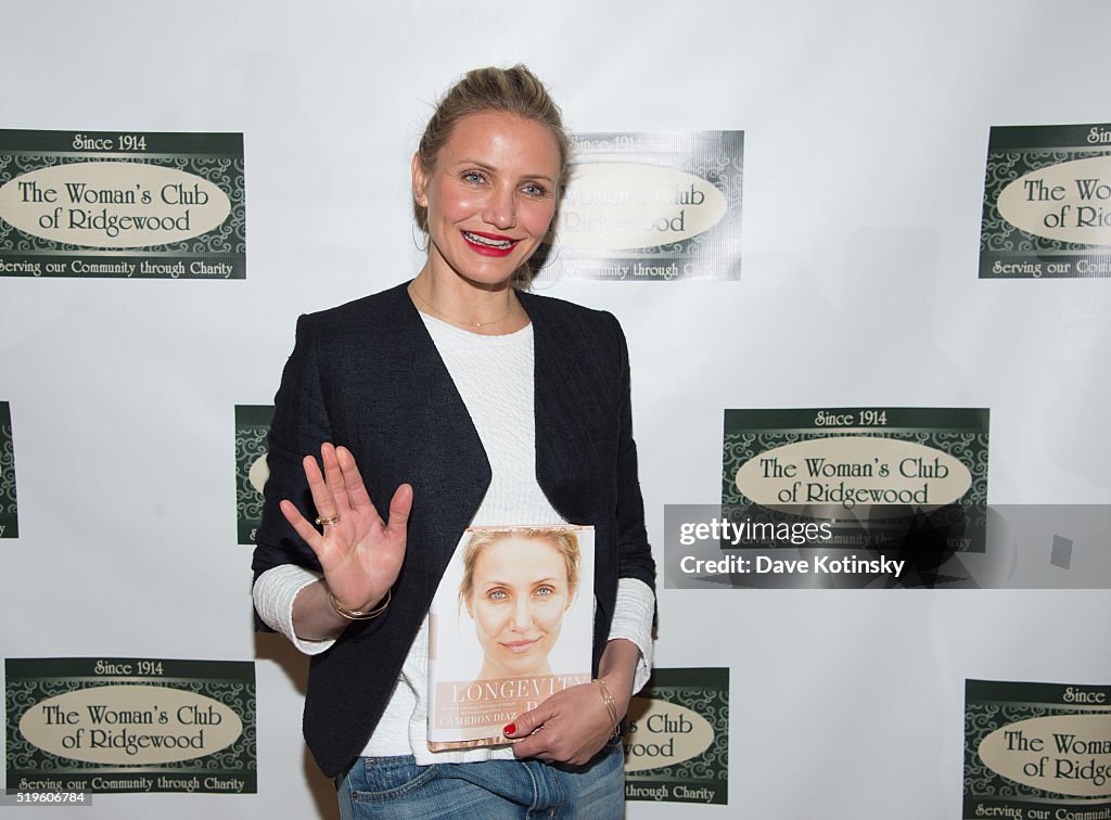 Cameron Diaz Visits Bookends Bookstore