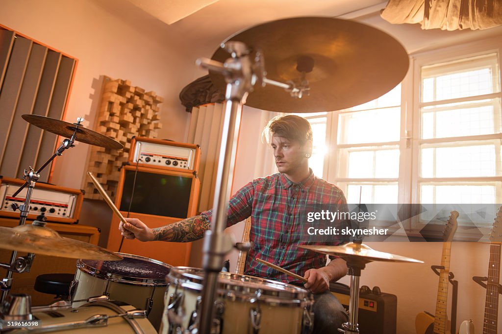 Junge Schlagzeuger im studio spielen Musik Schlagzeug.