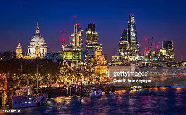 stadt der london funkelnden wolkenkratzern und st pauls beleuchtet bei nacht - embankment stock-fotos und bilder