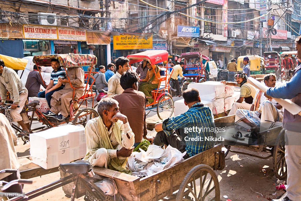 Beengt und die geschäftigen Straßen von Alt-Delhi