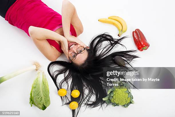 fitness woman laying with vegetables - banana woman photos et images de collection