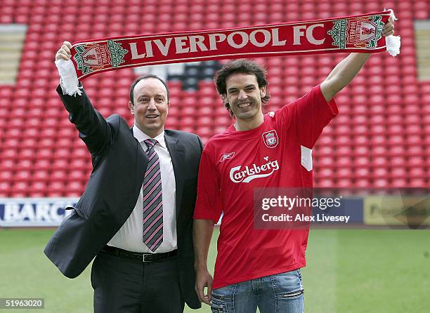 Rafael Benitez the manager of Liverpool shows off his new signing Fernando Morientes to the media before a press conference at Anfield on January 14,...