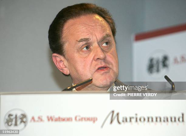 Ian Wade, senior executive for the Chinese Hutchison Whampoa retail unit Watson, holds a press conference, 14 January 2005 in Paris, with Marcel...