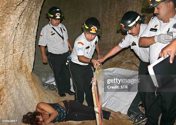 Miembros del Cuerpo de Bomberos Voluntarios cubren el 14 de enero 2005 los cadaveres de seis integrantes de maras , entre ellos una mujer que fueron...