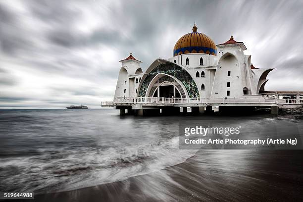malacca straits mosque (masjid selat melaka), malaysia - masjid selat melaka photos et images de collection
