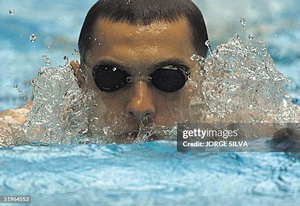 North American penthalete, Chad Senior does excercises to compete in the 200 m swim, in Mexico City, Mexico, 12 March, 2000. El pentatleta...